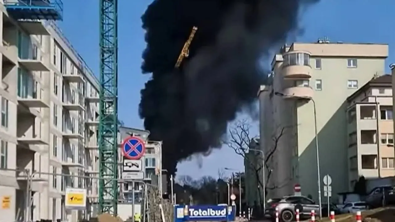 Kłęby czarnego dymu nad Warszawą. Pożar na Białołęce i ewakuacja. "Pali się elewacja"