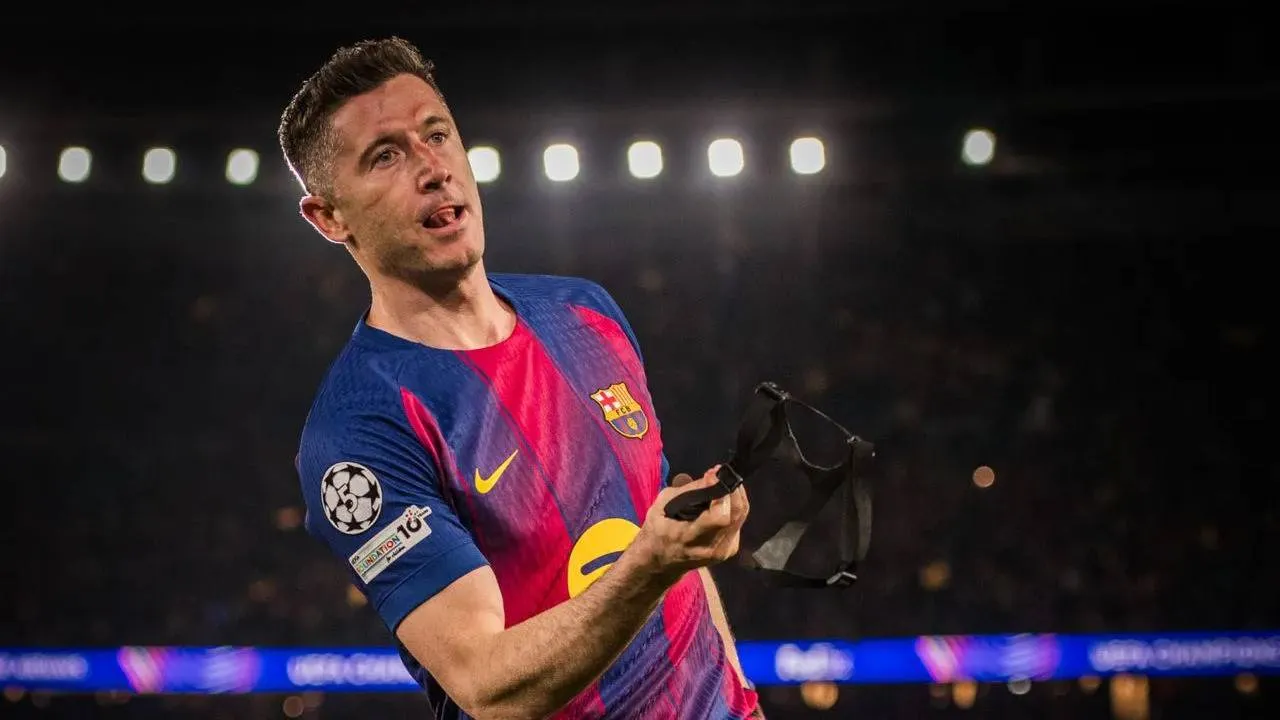 Robert Lewandowski grał w specjalnej masce