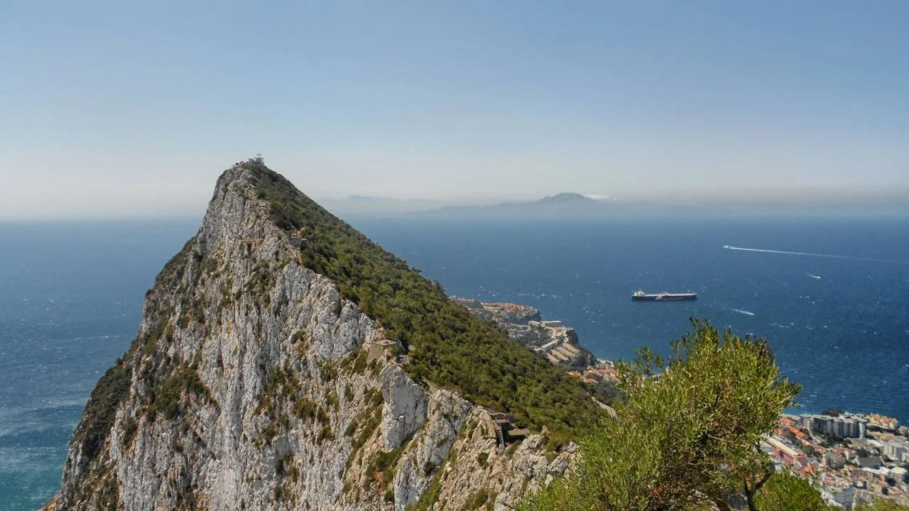 Iran - rękami rebeliantów - chce uderzyć w Cieśninie Gibraltarskiej. Przepis na paraliż morski