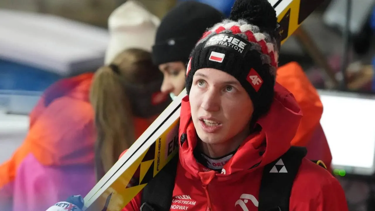 Chwile grozy na skoczni w Vikersund. Tomasiak zniesiony na noszach po upadku. WIDEO