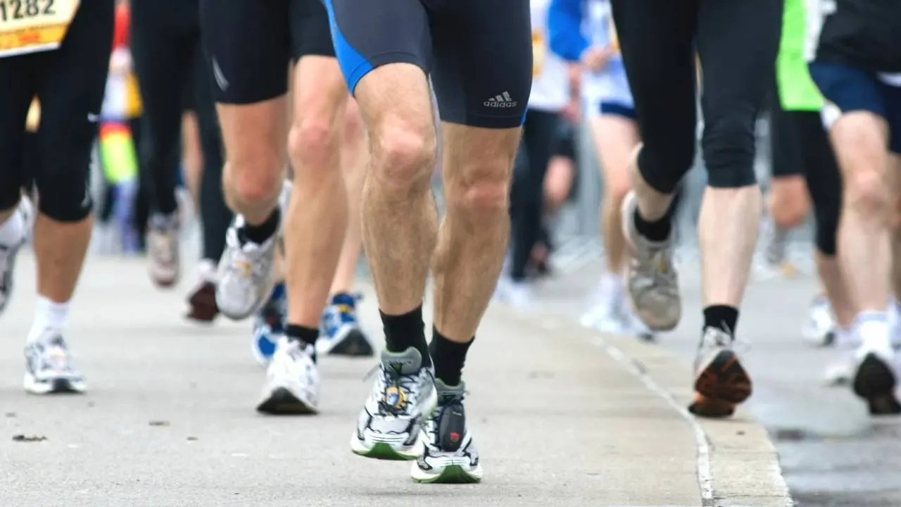 Zamknięte ulice i zmiany w komunikacji miejskiej. W Warszawie rozpoczyna się sezon biegowy [SPRAWDŹ]