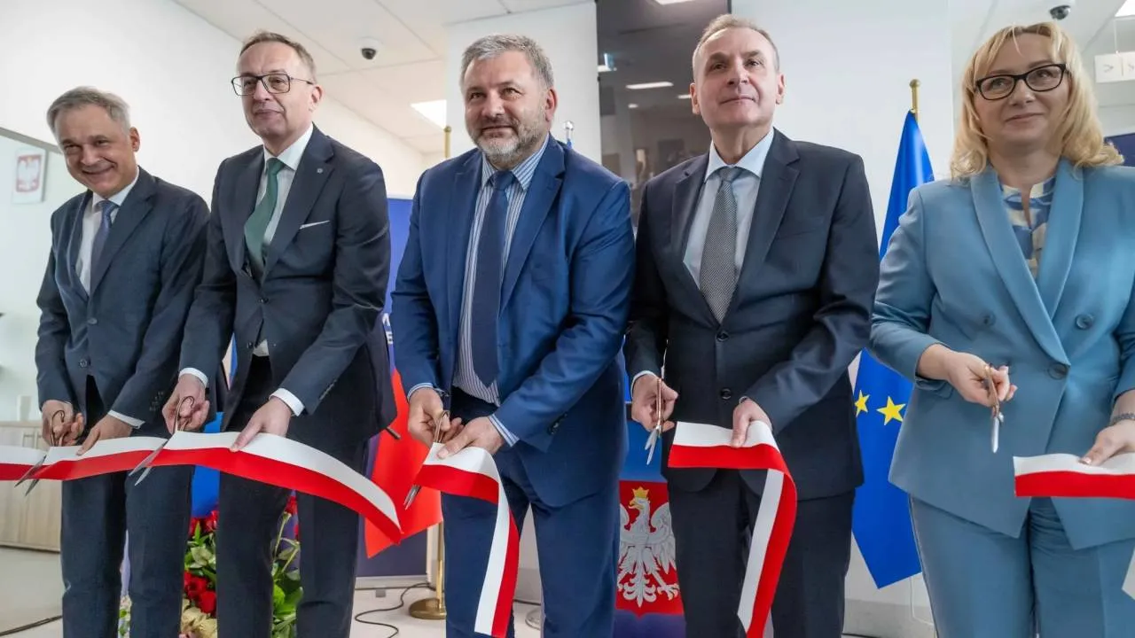 Pycha, małostkowość czy zemsta? Żurek wypina pierś do orderów, a z inwestycją nie miał nic wspólnego