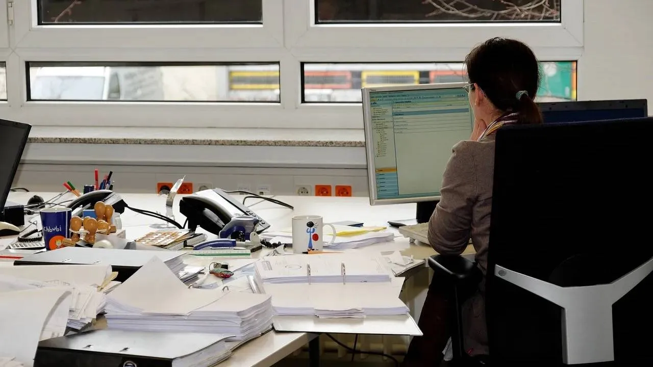 Coraz więcej Polaków bierze dodatkową pracę. Nie chodzi tylko o oszczędności [ZOBACZ]