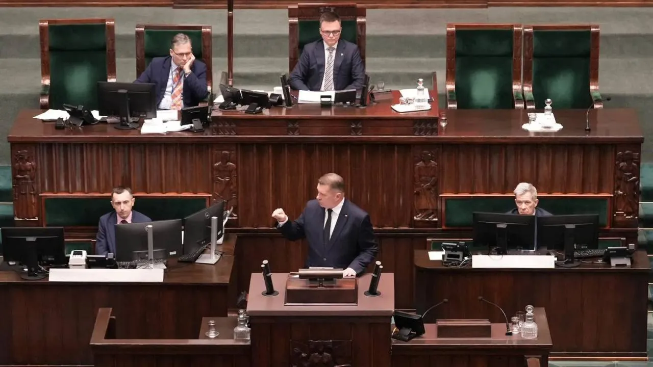 Przespana decyzja o obniżce cen paliw. Czarnek do rządu: Nie ma już czasu. Poprzemy wasze decyzje