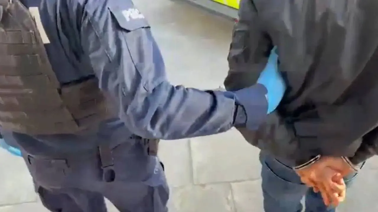 Okradł zaparkowany samochód. Okazało się, że przebywa w Polsce nielegalnie [WIDEO]