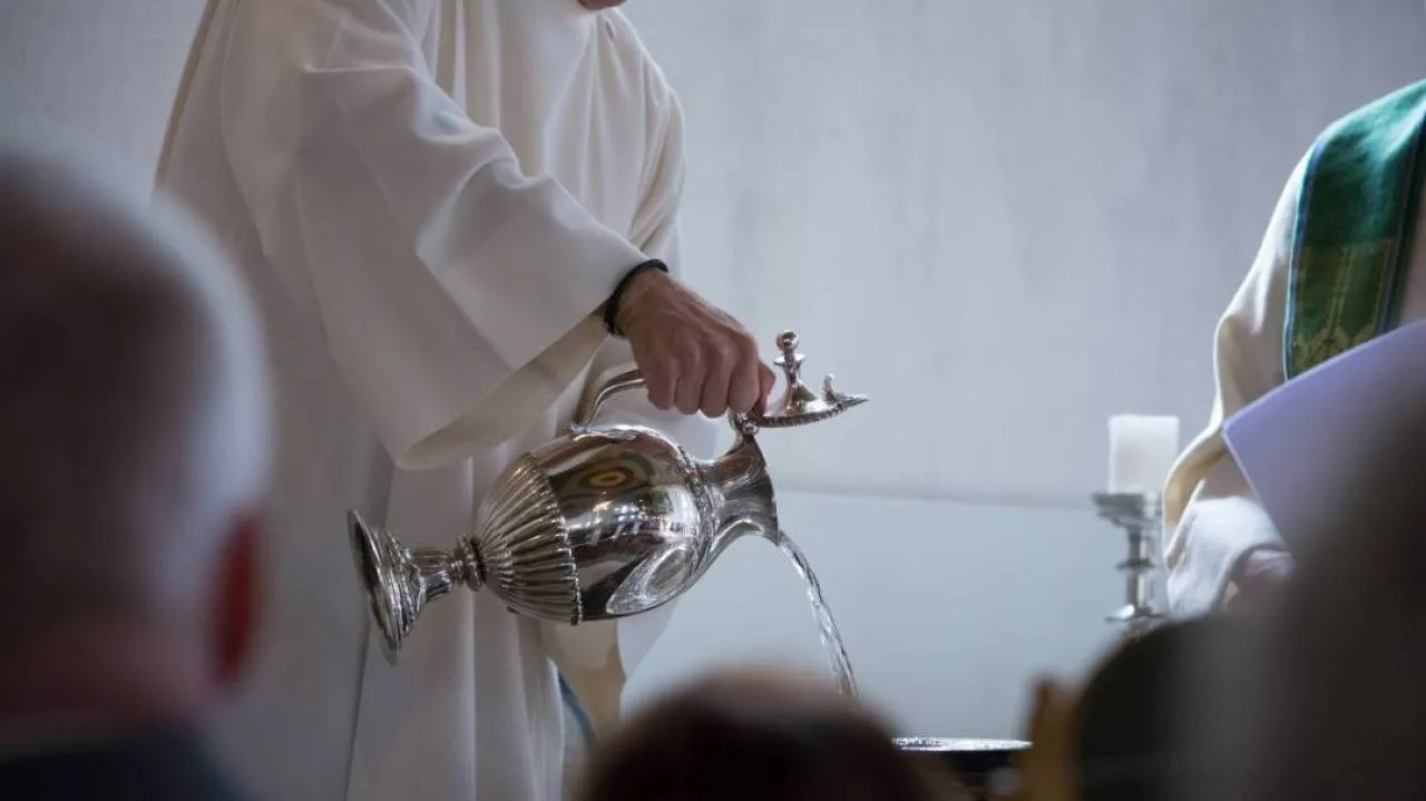 Tysiące dorosłych otrzymają chrzest w Wielką Sobotę. Zaskakujące dane z Francji