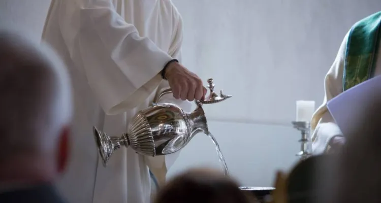 Tysiące dorosłych otrzymają chrzest w Wielką Sobotę. Zaskakujące dane z Francji