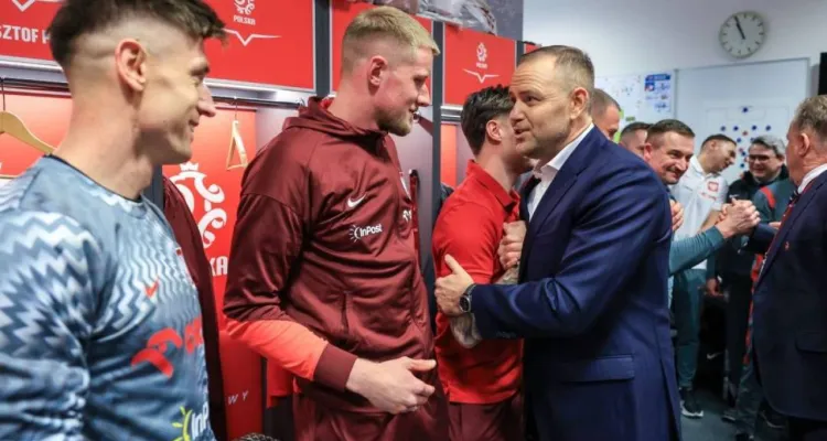 Karol Nawrocki świętuje z kadrą po awansie. Kulisy wizyty prezydenta w szatni Polaków