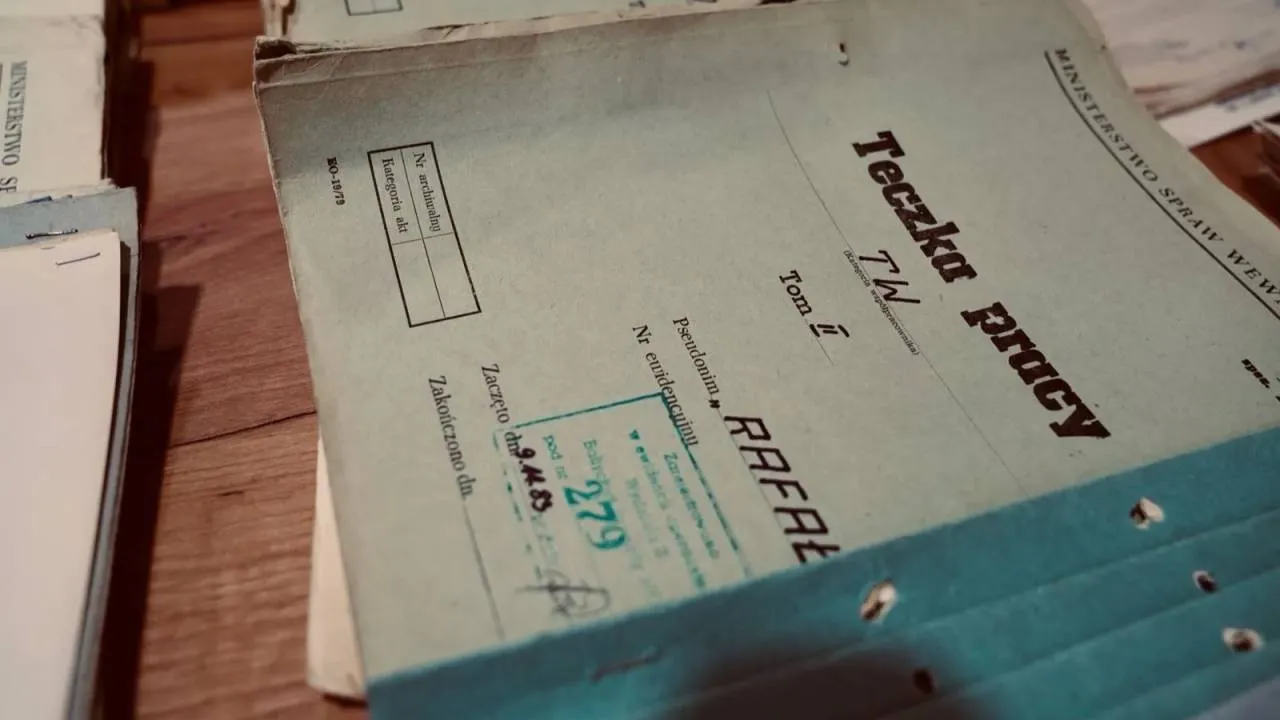 Były funkcjonariusz przetrzymywał tysiące dokumentów Służby Bezpieczeństwa PRL