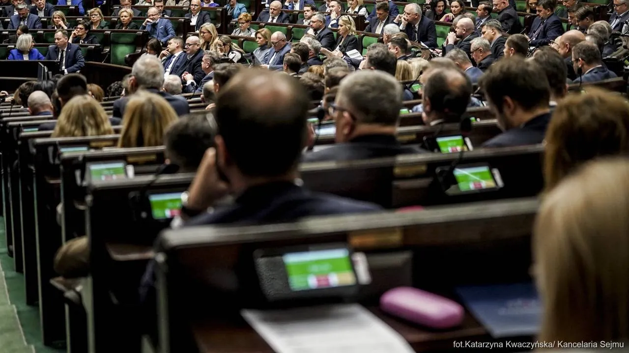 Ustawy z pakietu obniżającego ceny paliw przyjęte w Sejmie [WYNIKI]