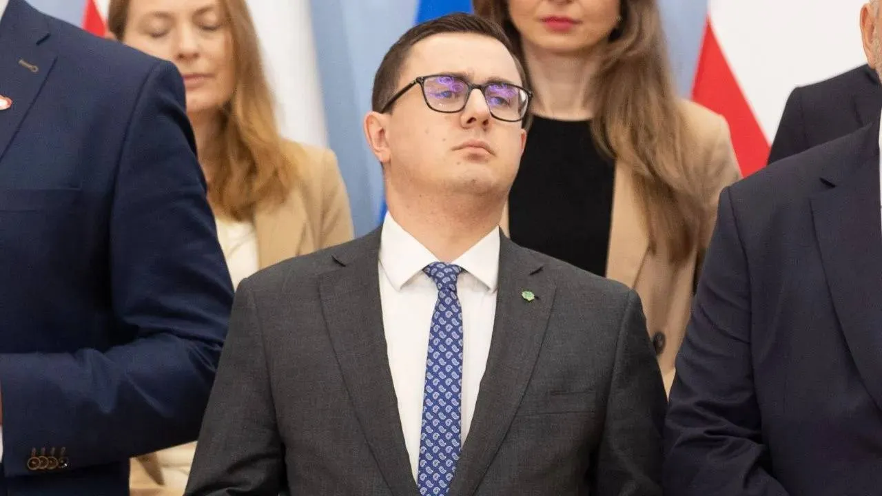 Minister Motyka zapowiada, kiedy ogłosi maksymalne ceny za paliwa. Znamy termin