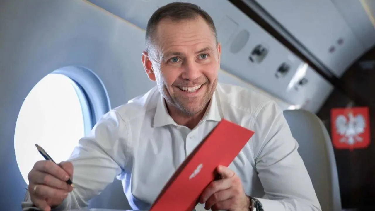 Tak źle, tak niedobrze. Prezydent podpisał ustawy obniżające ceny paliw - co na to rządzący?