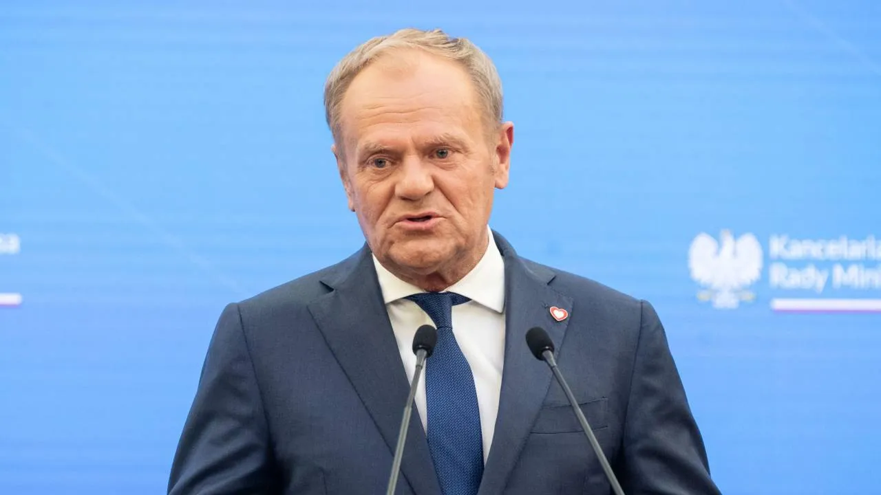 Rząd nie spieszył się z obniżką cen paliw. "Co robił Tusk przez weekend? Odpoczywał?" - pyta Błaszczak