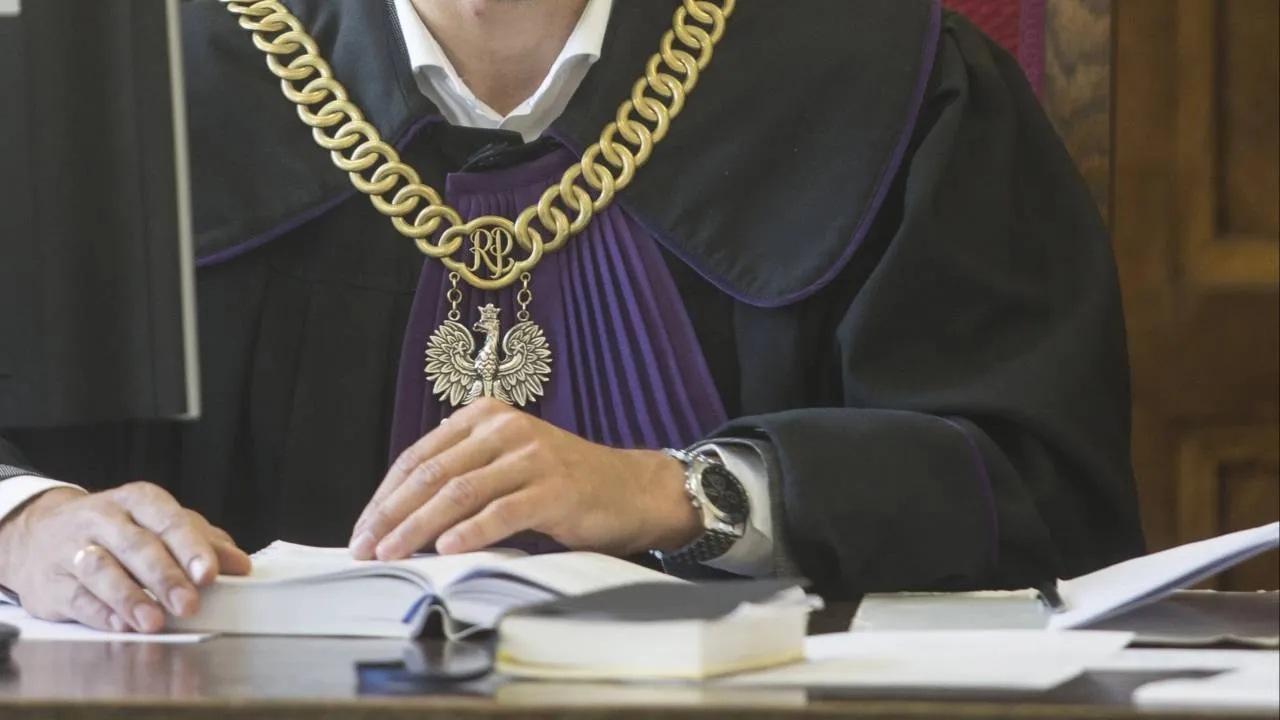 Prezes w stanie spoczynku chce również wydawać wyroki. Sędziowie protestują - są pierwsze rezygnacje