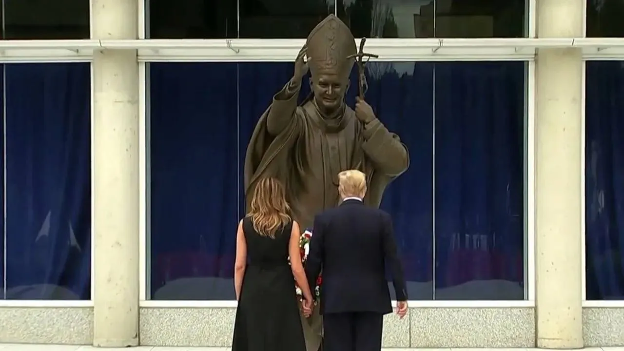 Melania i Donald Trump przed pomnikiem św. Jana Pawła II w 2020 roku