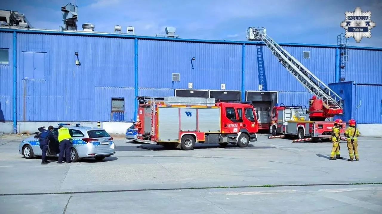 Włamywacze na dachu hali. Policja użyła podnośnika