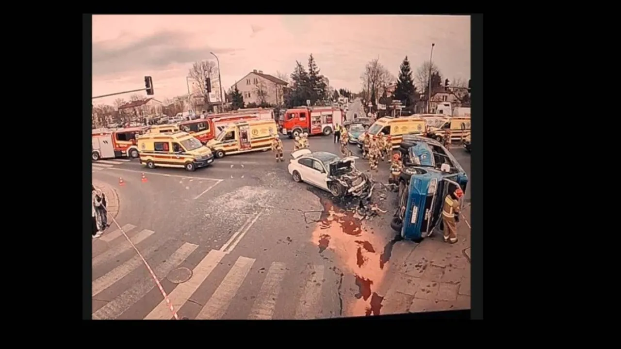 Groźny wypadek w Markach. Autobus miejski przewrócił się na bok