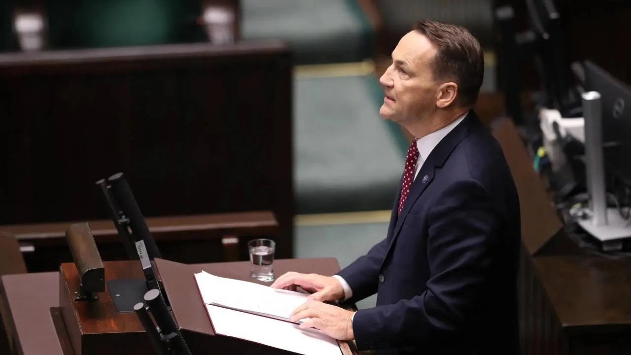 Wiceminister zachwycony "żartem" Sikorskiego. "Nie ma rzeczy mojego szefa, która mi się nie podoba"