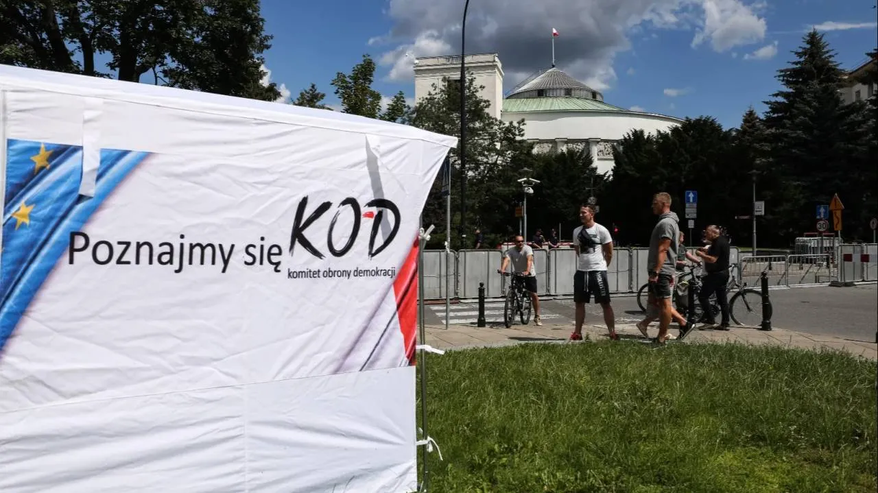 „Tajemniczy obywatel” uderza w opozycję. Za wszystkim stoją rządowe pieniądze