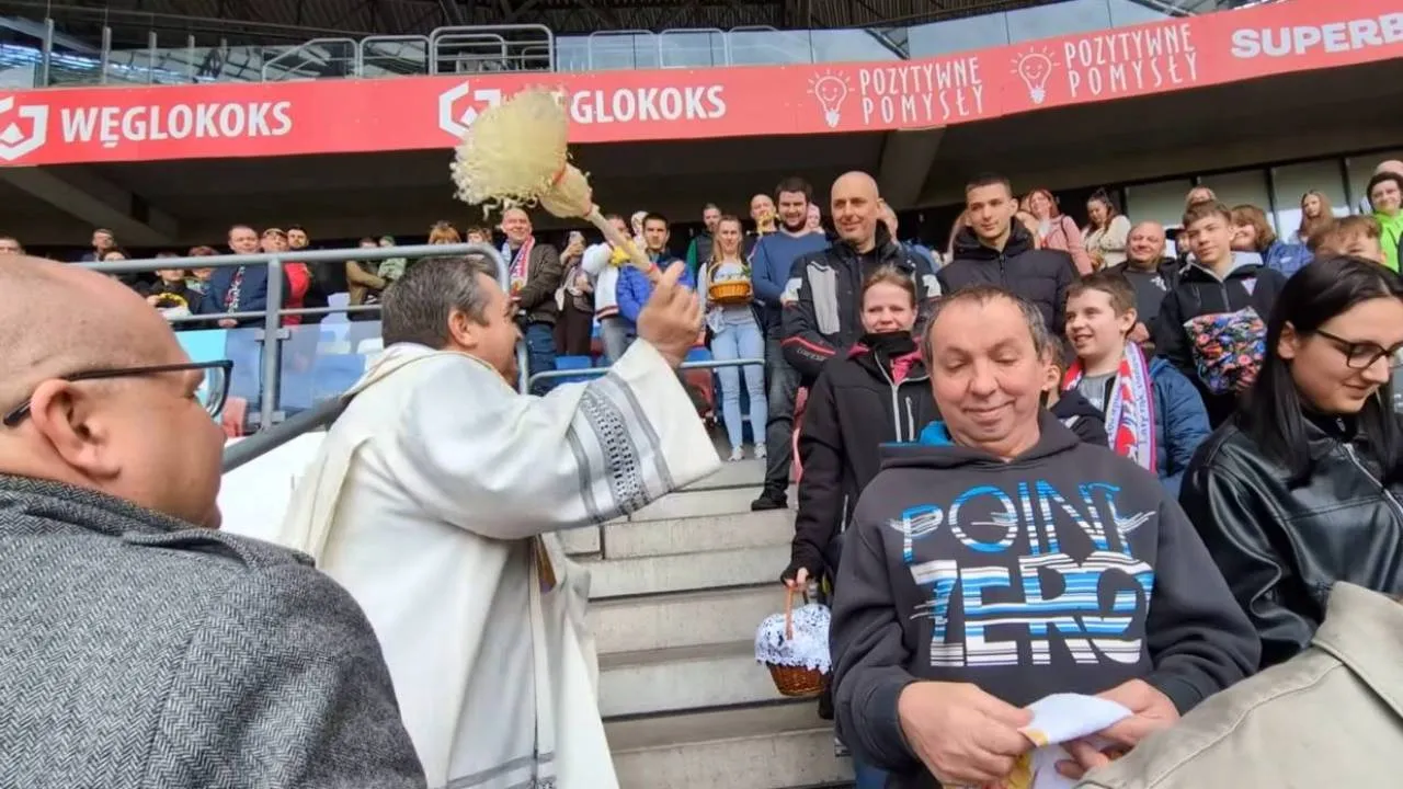 Święcili pokarmy na stadionach. Tysiące kibiców z koszyczkami