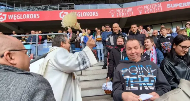 Święcili pokarmy na stadionach. Tysiące kibiców z koszyczkami