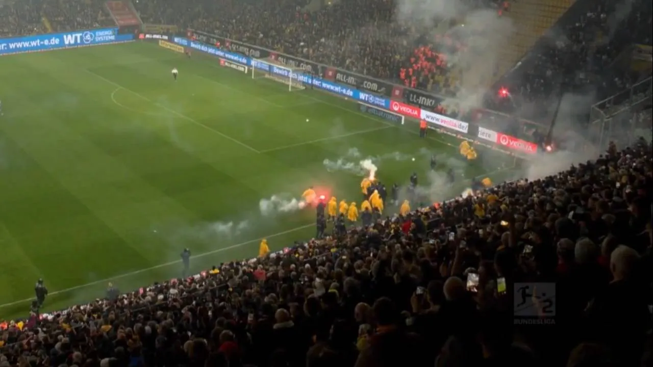 Skandal podczas meczu w Dreźnie. Kibice wtargnęli na boisko i odpalili race [WIDEO]