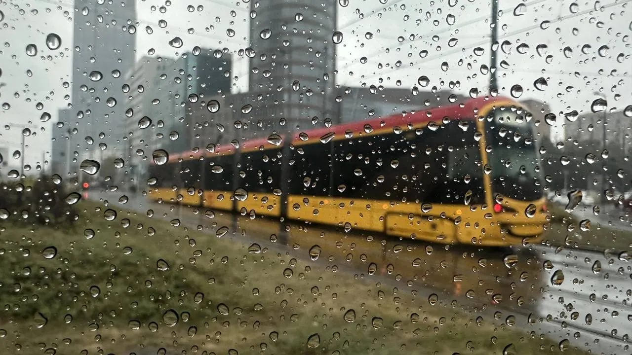 Załamanie pogody i silny wiatr. Burze, śnieg i spadek temperatur