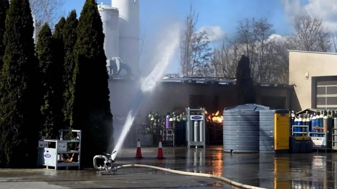 Pożar w Bydgoszczy. Straży gaszą go drugi dzień [ZDJĘCIA]