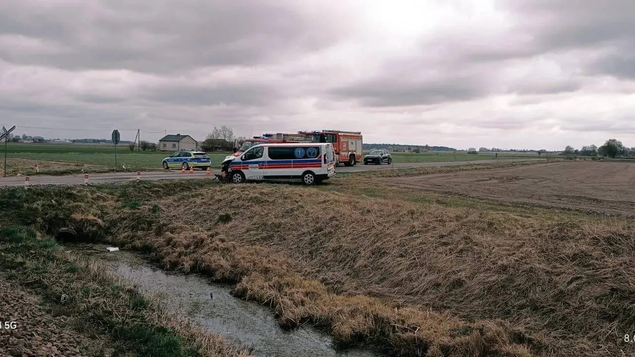 Kierowca karetki zignorował "Stop" i wjechał pod pociąg. Groźny wypadek na Mazowszu