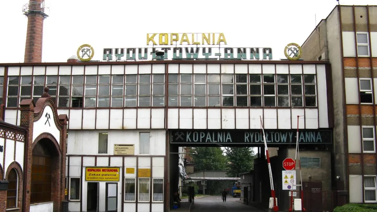 Wstrząs w kopalni Rydułtowy. Spod ziemi ewakuowano 24 górników