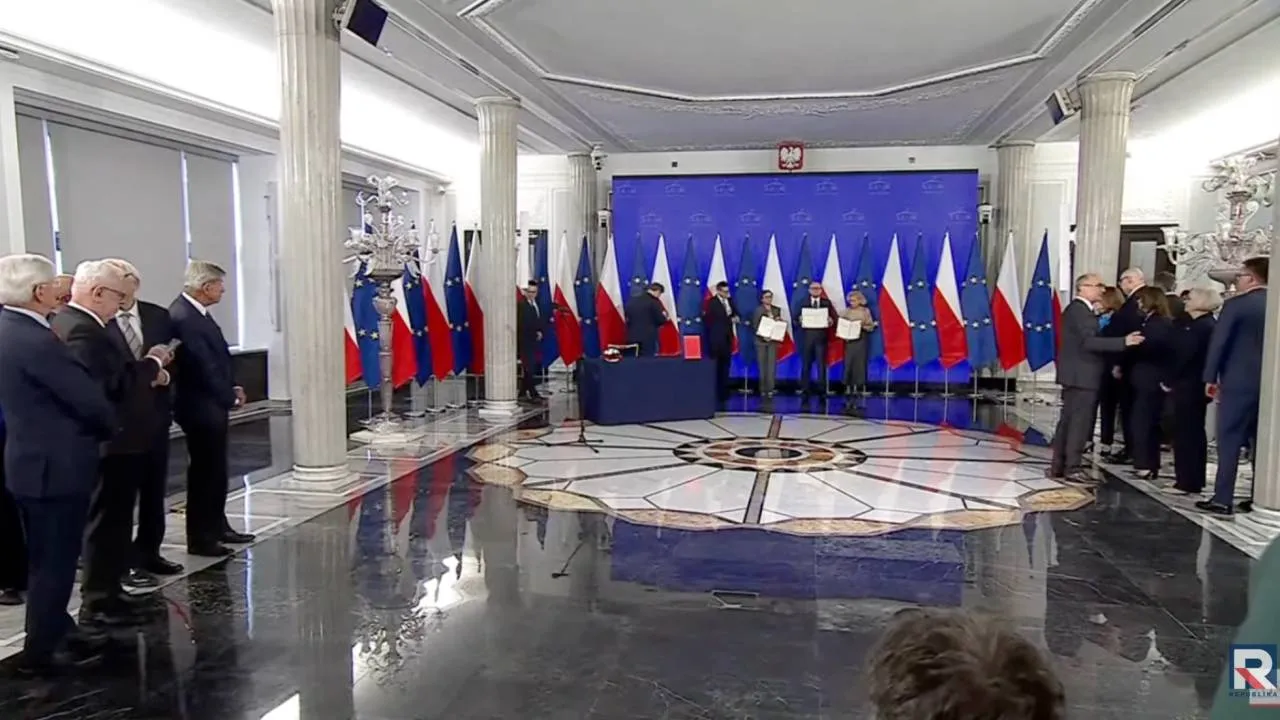 Pseudoślubowanie oczami internautów. Zwrócili uwagę na "symbol hucpy" [WIDEO]