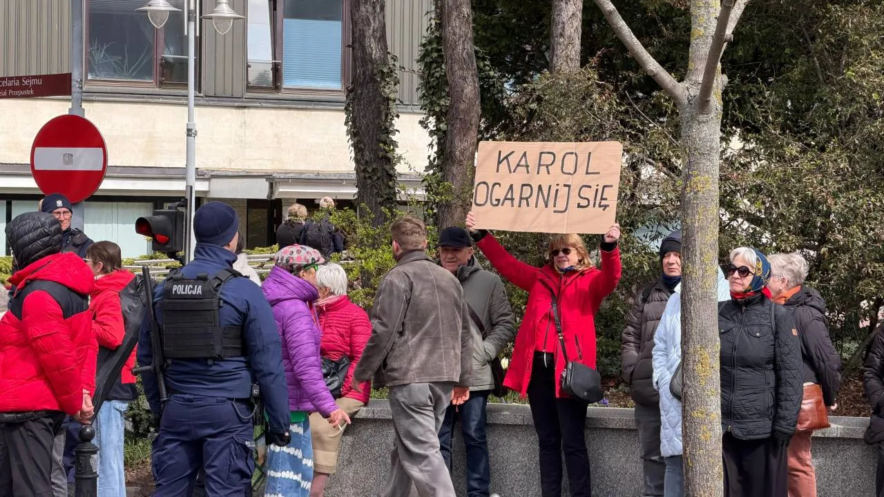 Patoaktywiści pod Sejmem. Atakują dziennikarzy i krzyczą wulgarne hasła! [ZDJĘCIA]