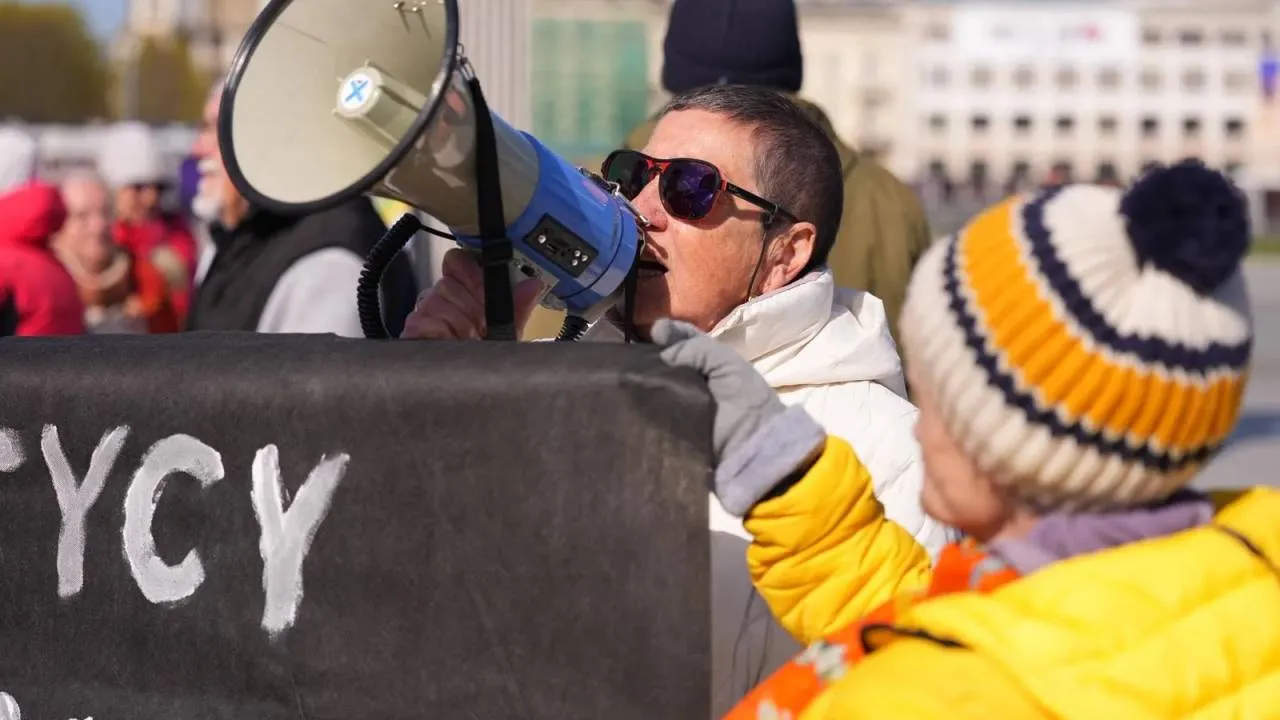 Patoaktywiści znów zakłócali uroczystości. Przynieśli transparenty z oburzającymi hasłami [WIDEO]