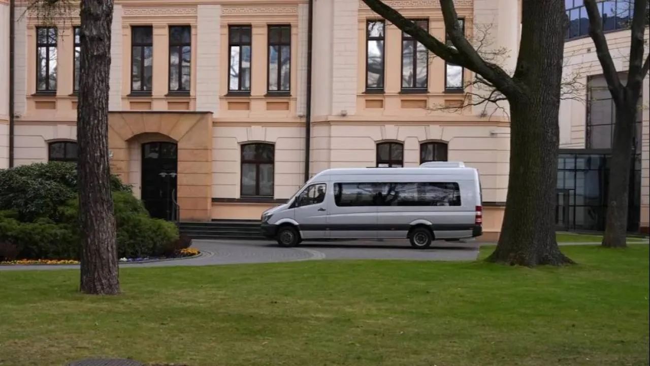 Antysędziowie przyjeżdżają do siedziby TK wozem Kancelarii Sejmu