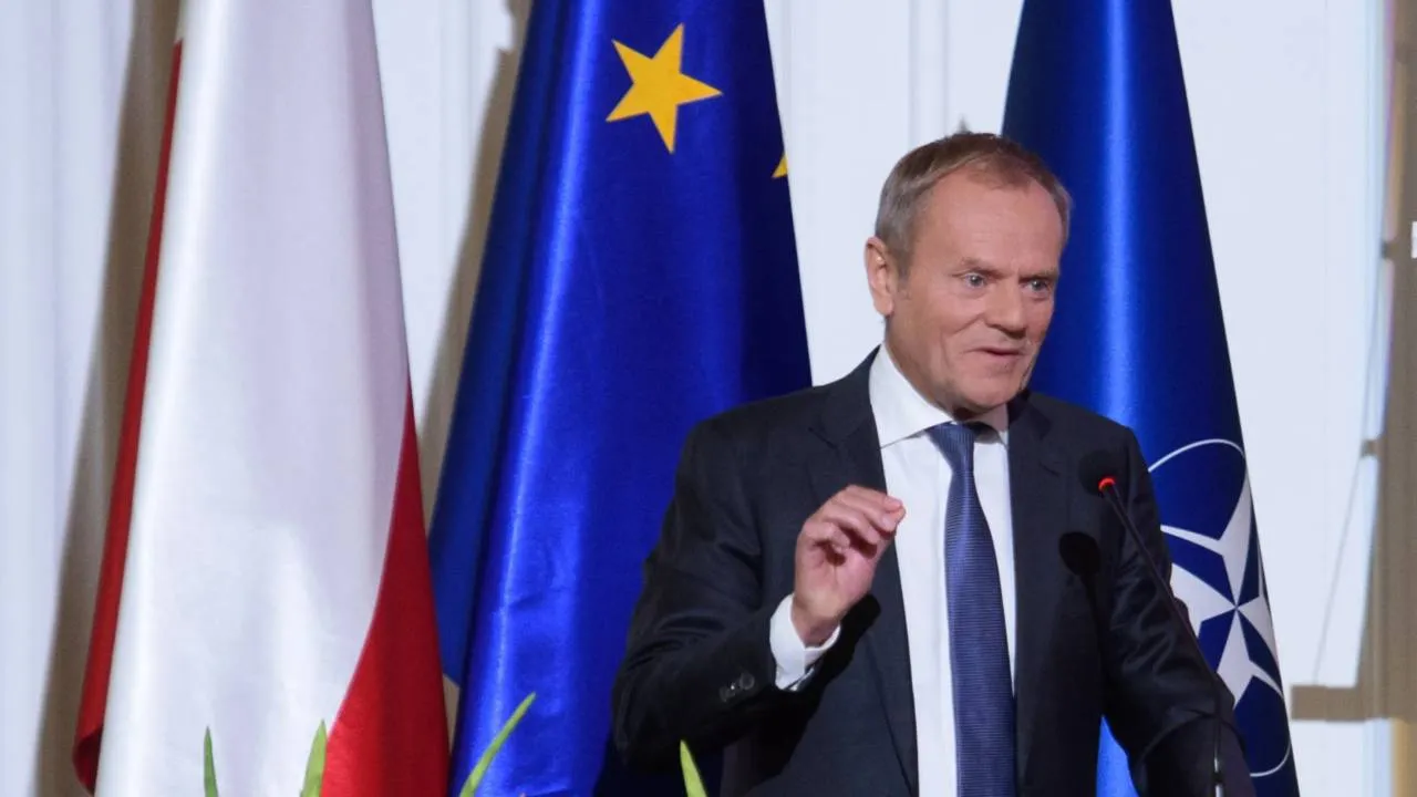 Donald Tusk w 2022 r. - jeszcze z unijnymi flagami