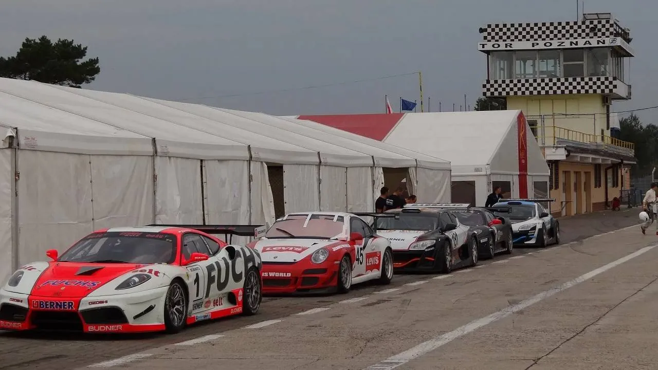 Losy najstarszego toru wyścigowego w Polsce. Jest stanowisko GIOŚ