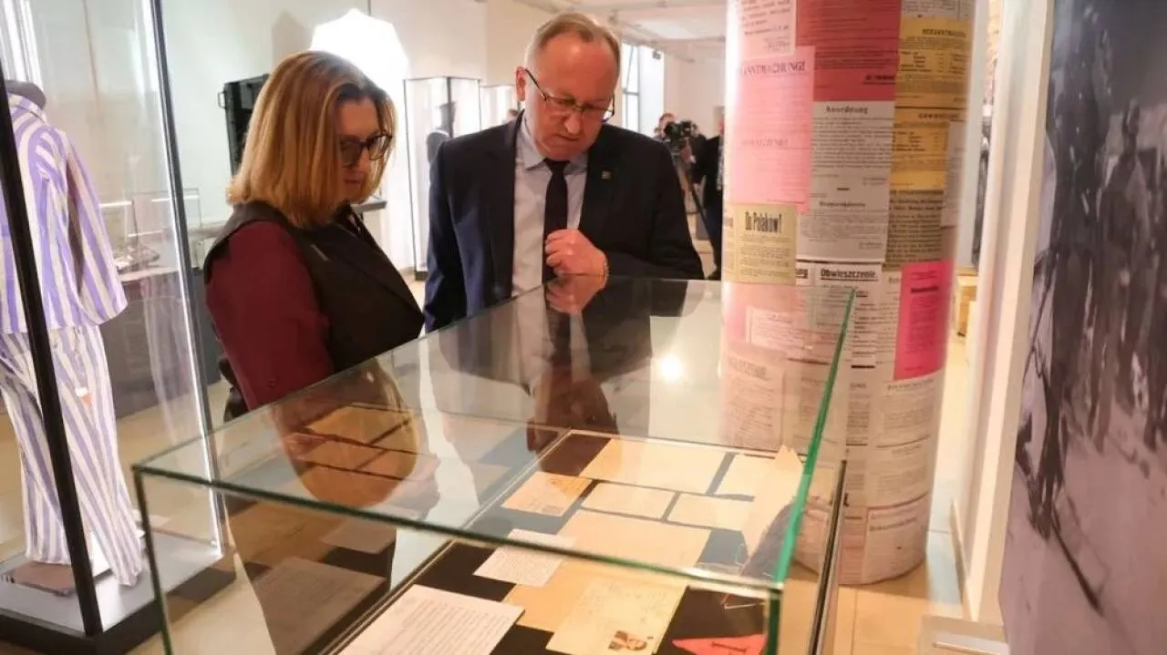 Handel artefaktami po ofiarach totalitaryzmów jest niemoralny