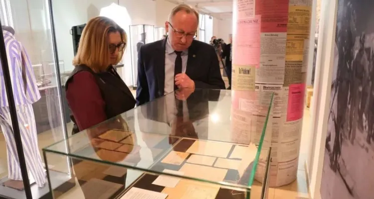 Handel artefaktami po ofiarach totalitaryzmów jest niemoralny