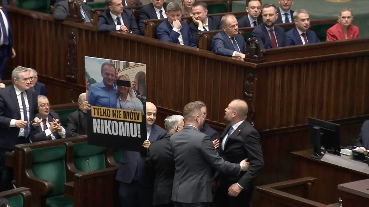 Awantura na otwarcie Sejmu. Niewygodne banery, przepychanki i wykluczeni posłowie. WIDEO