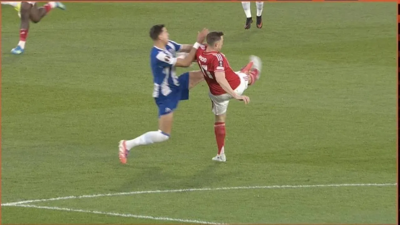 Jan Bednarek wyrzucony z boiska. Kosztowna pomyłka polskiego obrońcy [WIDEO]