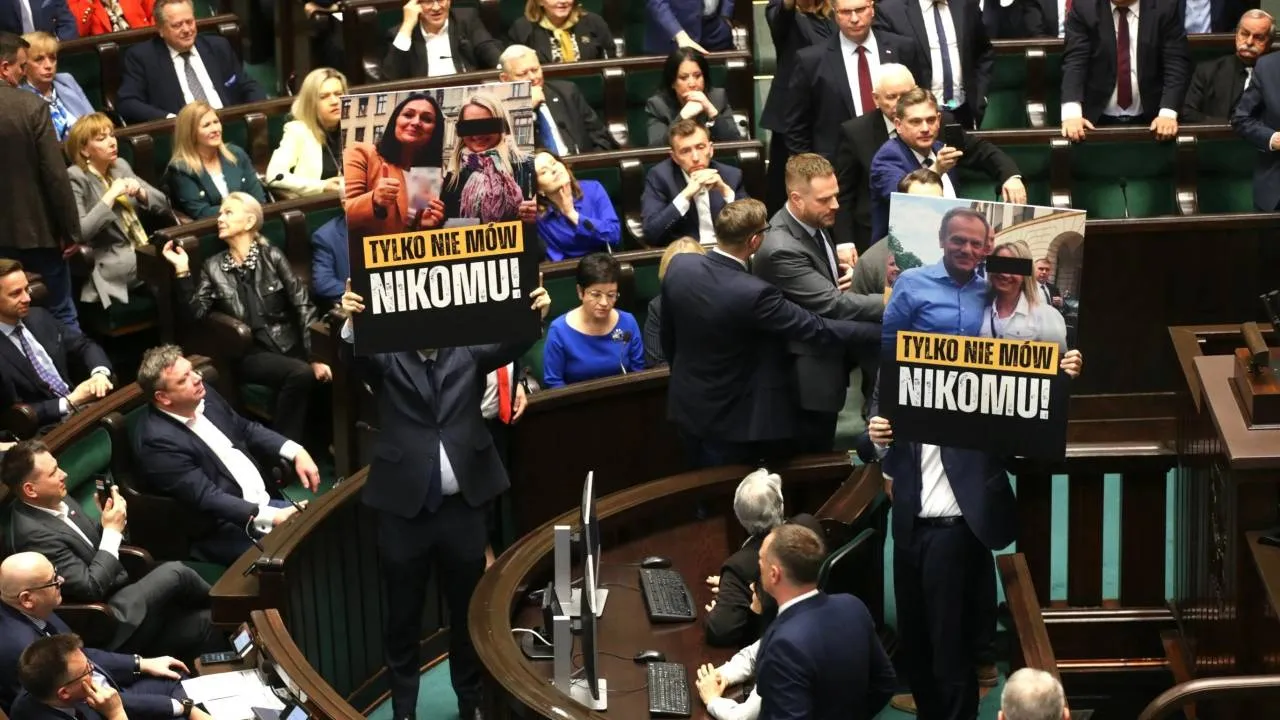 W Sejmie zawrzało. Wiemy, kto podpowiadał Czarzastemu wykluczanie posłów opozycji