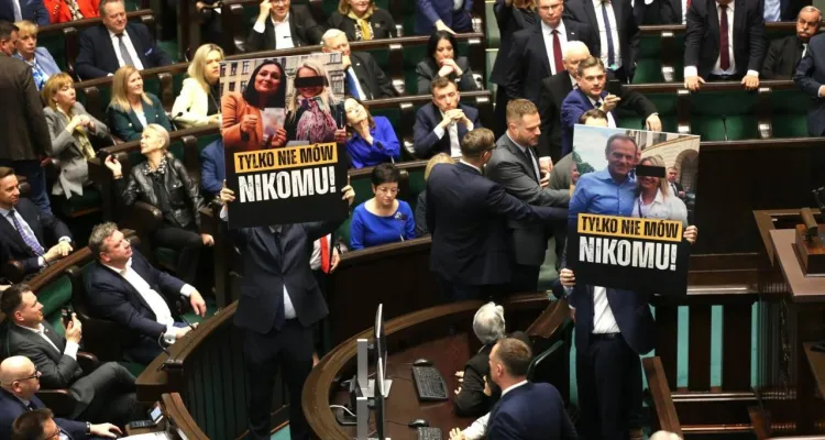 W Sejmie zawrzało. Wiemy, kto podpowiadał Czarzastemu wykluczanie posłów opozycji