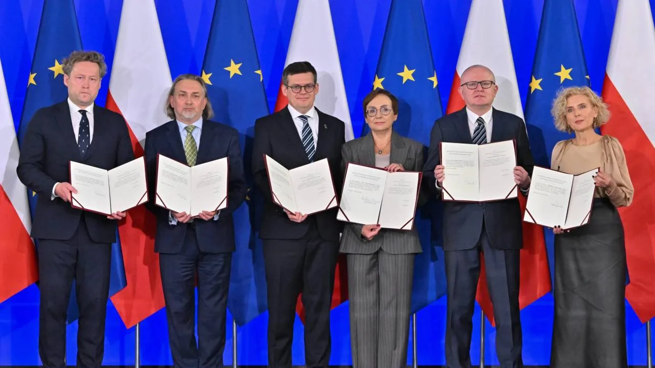 Pseudoślubowanie sędziów TK. Wiadomo, co o happeningu Czarzastego sądzą Polacy [SONDAŻ]