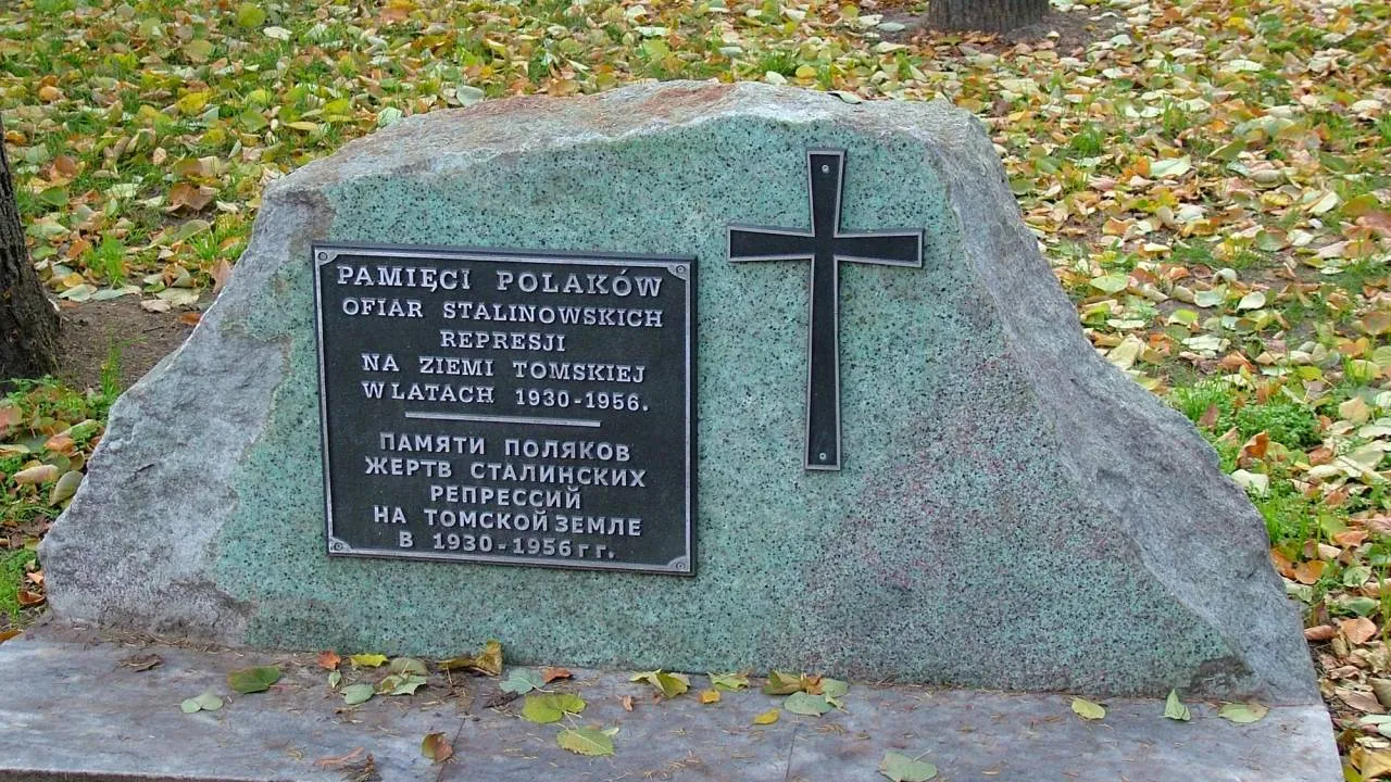 Rosjanie niszczą pamięć. Zdemontowano pomnik ofiar sowieckich represji, w tym Polaków