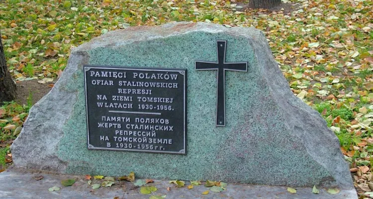 Rosjanie niszczą pamięć. Zdemontowano pomnik ofiar sowieckich represji, w tym Polaków