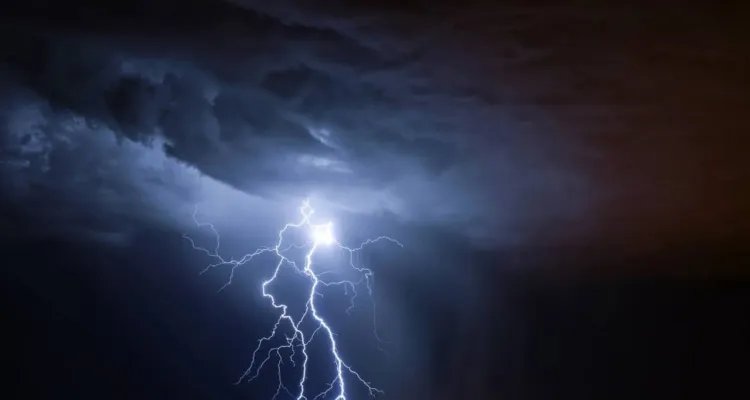 Ekstremalne burze i tornada uderzyły w USA. Poważne zniszczenia w wielu miastach