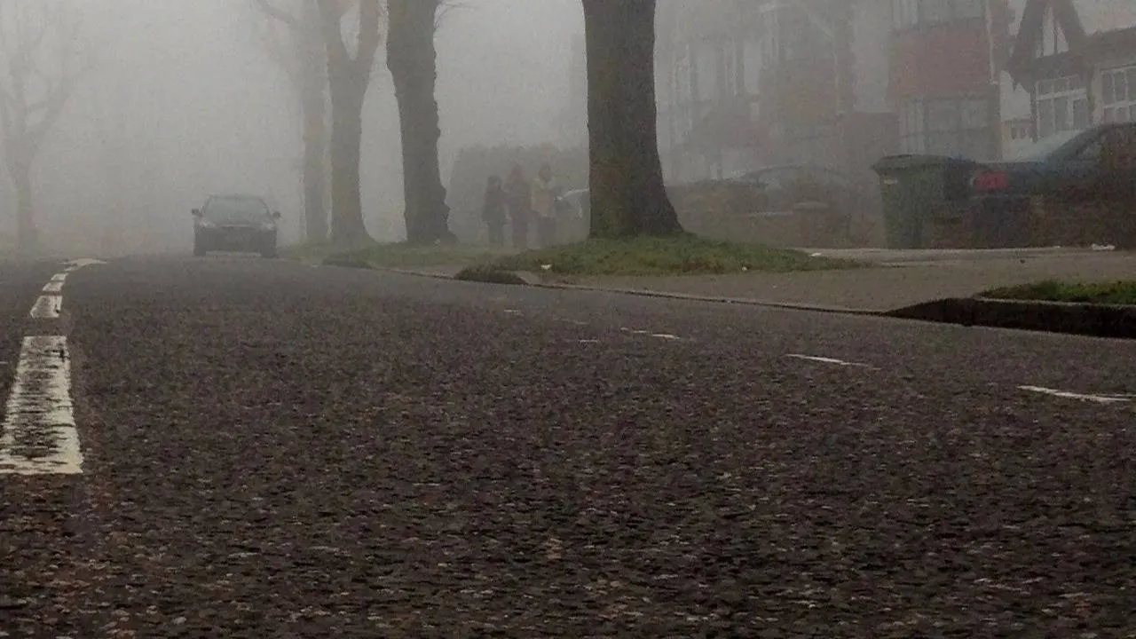 Wyjątkowa inicjatywa proboszcza. Sam naprawia podziurawioną drogę