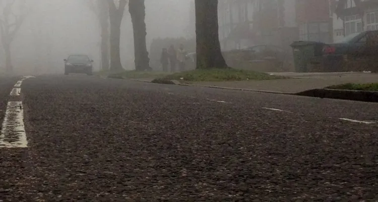 Wyjątkowa inicjatywa proboszcza. Sam naprawia podziurawioną drogę