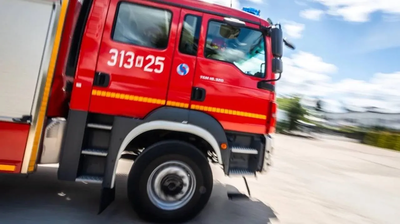 Potężny pożar hali. Na miejscu 20 zastępów straży pożarnej
