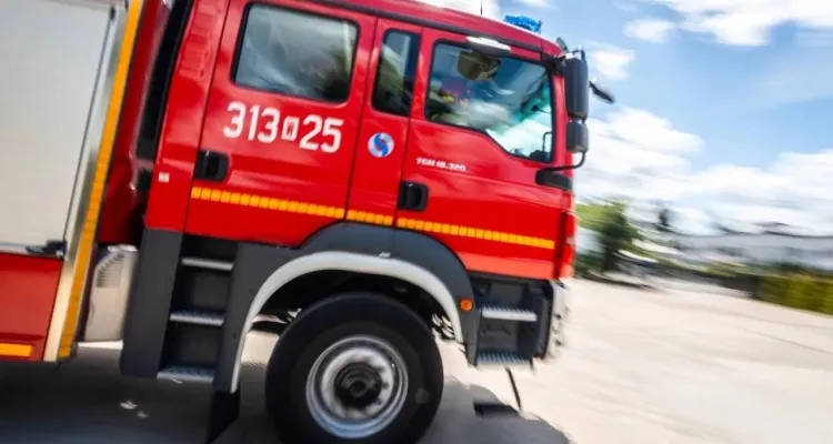 Potężny pożar hali. Na miejscu 20 zastępów straży pożarnej